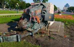 разбеснели канадци събориха статуите британските кралици виктория елизабет снимки