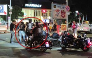 рокери нанизаха един друг слънчака заради неспазена дистанция