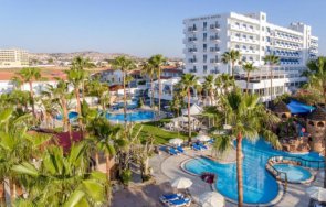 имунизират наред работещите хотелите кипър коронавирус