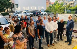 протестиращи герб репресиите рашков кметът сбата задържан без обвинения шефът полицията отговори снимки