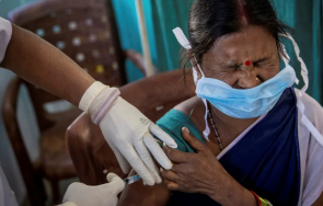 измамници ваксинираха 2000 индийци солен разтвор