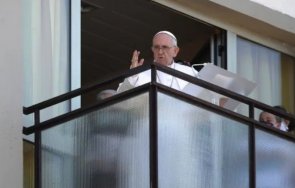 Папата на балкона