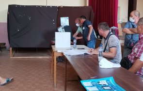 В избирателна секция №48 в СУ П Р Славейков Кърджали