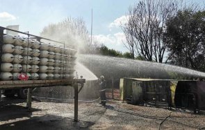 предотвратиха разрастването пожар опасност взрив асфалтова база снимки