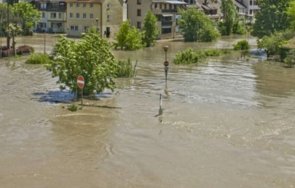 бури причиниха наводнения изтръгнаха дървета германия