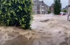 бедствие стотици евакуирани заради придошла река лиеж видео