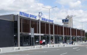 самолет нискотарифна компания кацна аварийно бургас