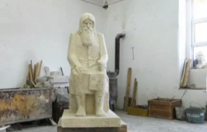 ученици изработват паметник дядо добри