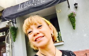 Кака Лара усмихната