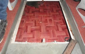 граничен полицай откри незаконни имигранти тайник пода микробус снимки