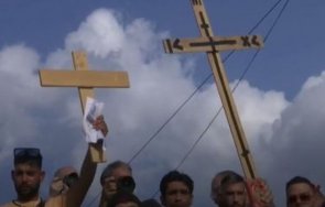 атина пламна протести задължителната ваксинация полицията разпръсква хората сълзотворен газ водни оръдия