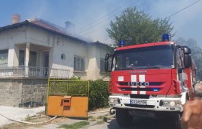 пламнаха две къщи полицейско управление казанлък снимки