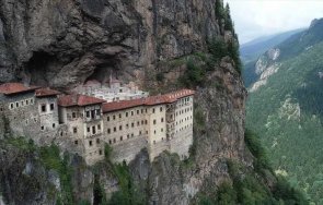 истински подвиг шест години алпинисти ремонтират стария християнски манастир турция