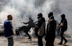 антиваксъри разбиха ваксинацонни центрове франция