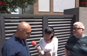 САМО В ПИК TV: Лидерът на КПД Станислав Недков-Стъки, собственикът на ПИК Недялко Недялков и Ива Николова пред дома на Слави Трифонов - питат жив ли е и му връчват програма за управление (ВИДЕО/ОБНОВЕНА)
