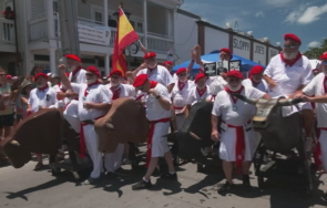 стотици мъже преобразиха хемингуей пародират надбягването бикове