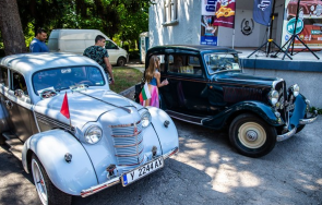 111 автомобила десетки мотори ретро парада перник