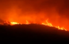 огнен пламна остров сардиния стотици евакуирани видео