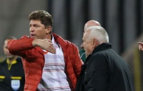 екшън армията гневни феновете повалиха главния мениджър стойчо стоилов земята полицията спаси линч снимка