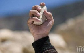 зверство деца тормозят бездомна жена носа полицията