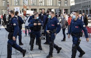 протести швейцария covid ограниченията ранен полицай