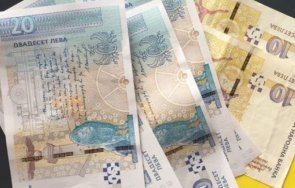 изплащат пенсиите добавките август