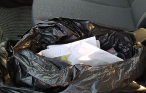 трима извършители измами техен помагач задържани снимки