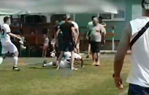 бой мач нас оперират нокаутиран футболист видео