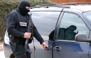 полицията издирва маскиран стрелец екшъна защитения свидетел делото килърите