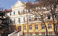 шест гимназии запазват статута държавни училища