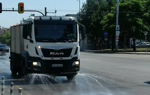 столичната община организира раздаване безплатна минерална вода и оросяване улици