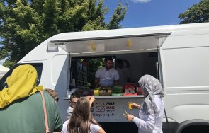 безплатна бутилирана вода ободряващи напитки леки закуски получават преминаващите гкпп калотина снимки