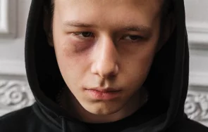 мъж преби малолетно момче