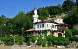 доброволци европейски държави работят двореца балчик