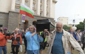 вижте кадри мирния протест полицейското насилие лято 2020 разследват хаджигенов прашката ковчега галерия