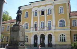 ремонтират априловската гимназия габрово