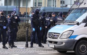 полша криминализира агресивните антиваксъри 