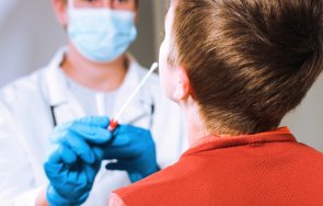 деца двама учители карантина заради covid спортен лагер китен 