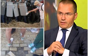 ангел джамбазки димката рашков хаджигенов забравихме минути кадри замеряха полицаите бомби павета опитаха запалят живи