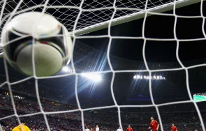 първи строги мерки футбола заради бума covid допускат гостуващи привърженици стадионите