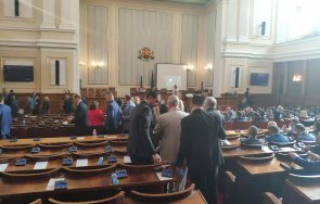 горещо пик депутатите връщат зала без итн броят поименно дали кворум десислава атанасова без присъствието пламен николов гласуваме молбата живо