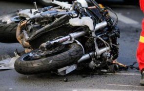 16-годишен с мотор се заби в кола до Пловдив, с опасност за живота е