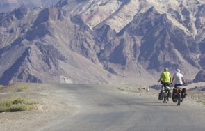 китайски пенсионер измина 5600 километра велосипед стигне еверест