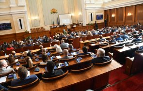 парламентът удължи работното време