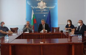 кацаров предаде корона кризата обмисля въвеждане мерки младите неваксинираните засегнати новата вълна