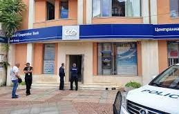 три години половина лежи затвора банковият обирджия дупница