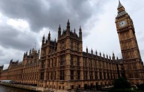 великобритания хокат министрите били без маски парламентарната зала