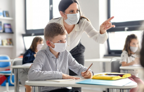 учителски организации настояват трета ваксина всички работещи системата образованието