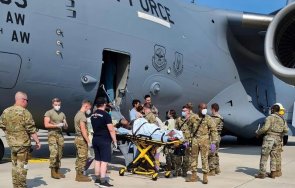 афганистанка роди борда американски военен самолет