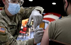 пентагонът настоява военните ваксинират